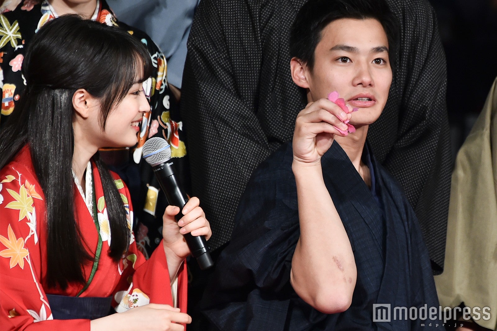 桜吹雪を忍ばせる野村周平 （C）モデルプレス