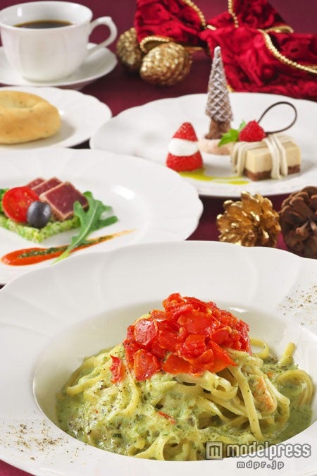 ワッフルコーンのクリスマスツリーを表現したデザート付きコース／TDLのイーストサイド・カフェ(C)Disney