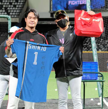 日本ハム・新庄監督 台湾レジェンド打者と笑顔で交流 WBC3大会出場の林智勝氏