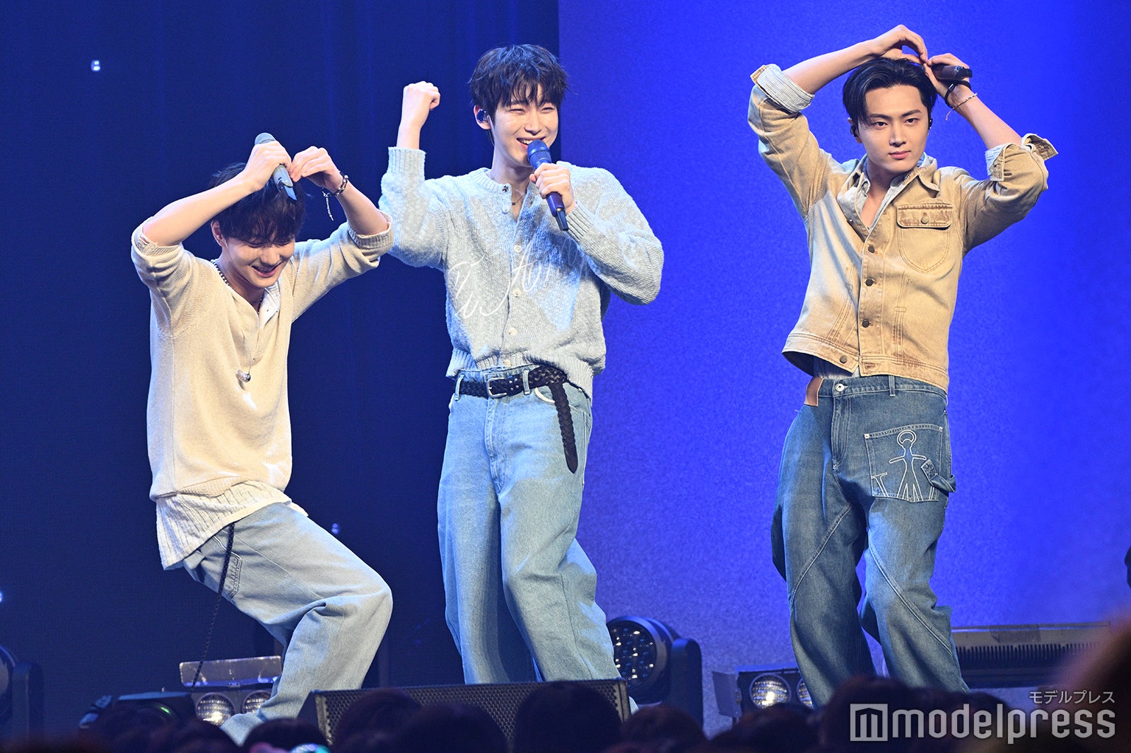 “存在がプレゼント”と言われたJAY（ジェイ）のリボンポーズを即マネするJUNGWON（ジョンウォン）、SUNOO（ソヌ）（C）モデルプレス