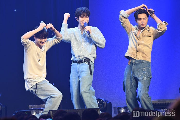 “存在がプレゼント”と言われたJAY(ジェイ)のリボンポーズを即マネするJUNGWON(ジョンウォン)、SUNOO(ソヌ)(C)モデルプレス