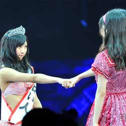 柏木由紀(右)と肥川彩愛(左)