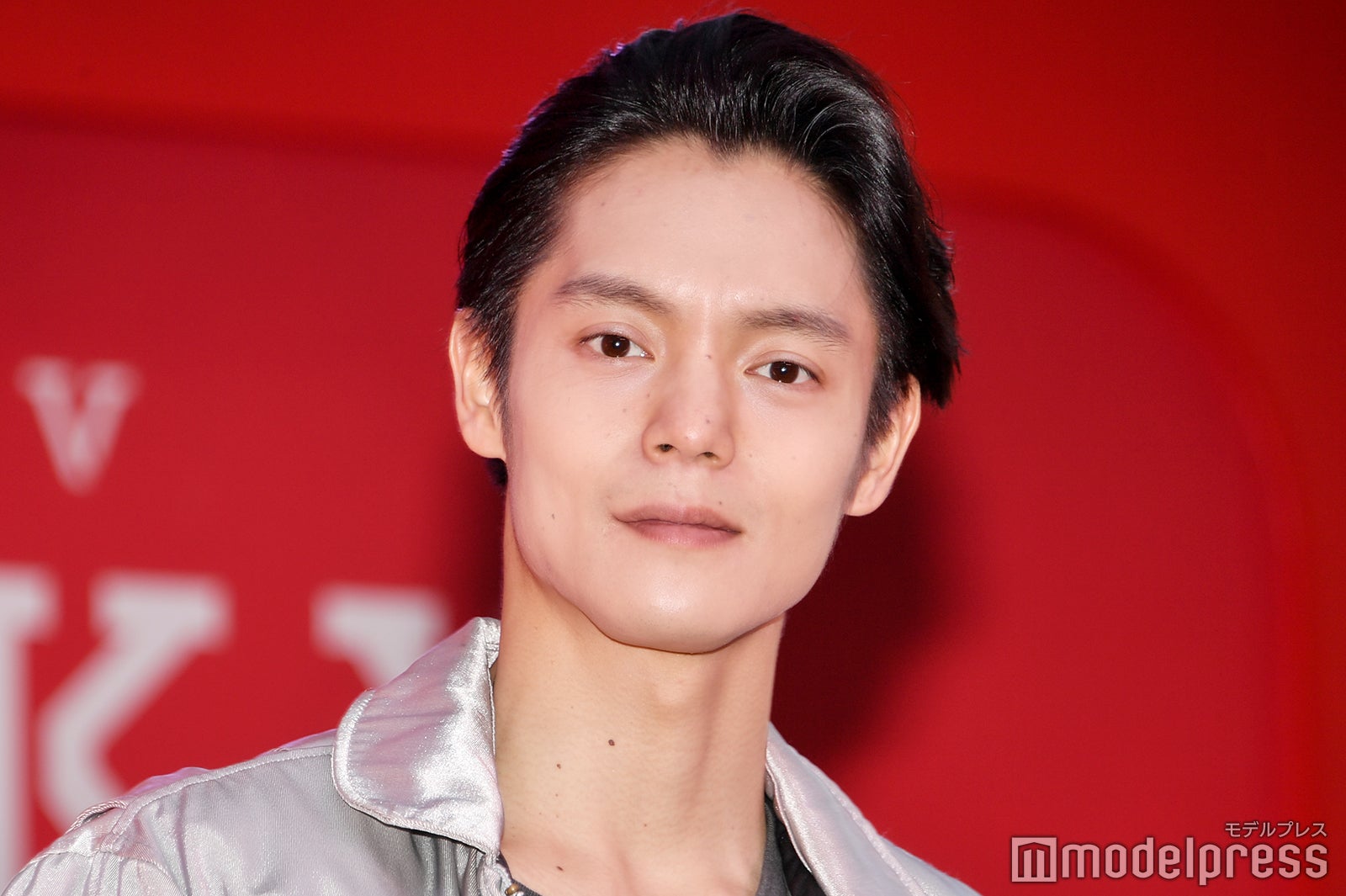 窪田正孝、結婚後初の公の場で祝福に笑顔 「幸せですか？」に“グーポーズ”