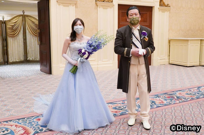 (左から)白石麻衣、佐藤二朗(C)Disney