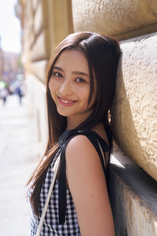 乃木坂46井上和、ランジェリー姿で寝そべる接近ショット 1st写真