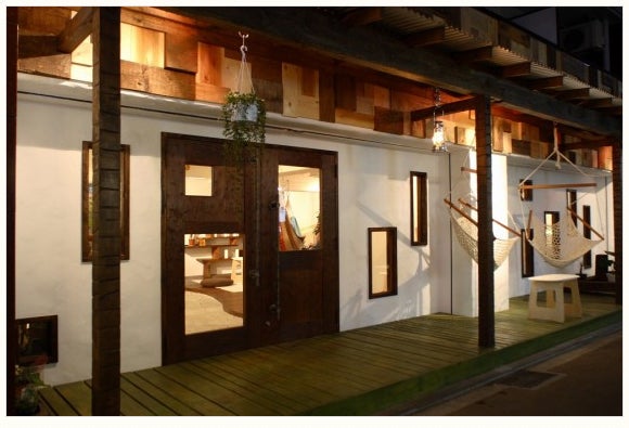 店先にもハンモックが／「mahika mano」オフィシャルサイトより