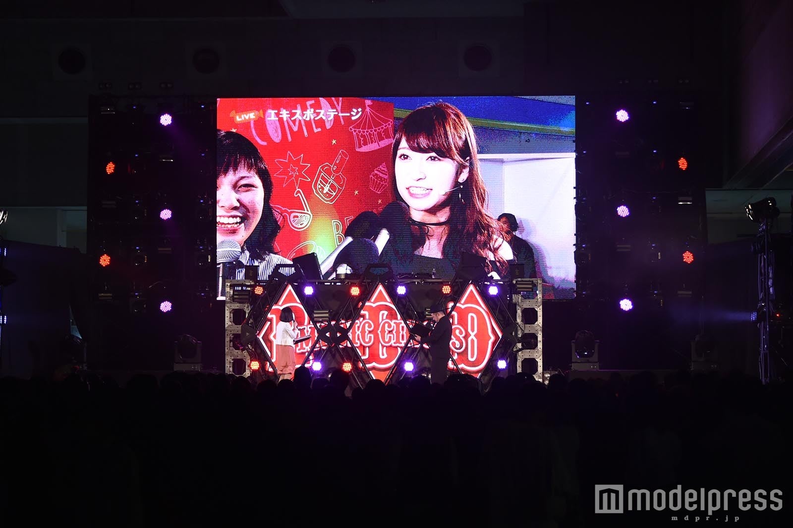 吉田朱里／中継の様子（C）モデルプレス