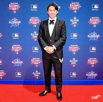 山本由伸のさりげないアクセサリーに米ファン大注目「真珠のウォレットチェーン？」「最高にかっこいい」シンプルコーデで絶妙アクセントに