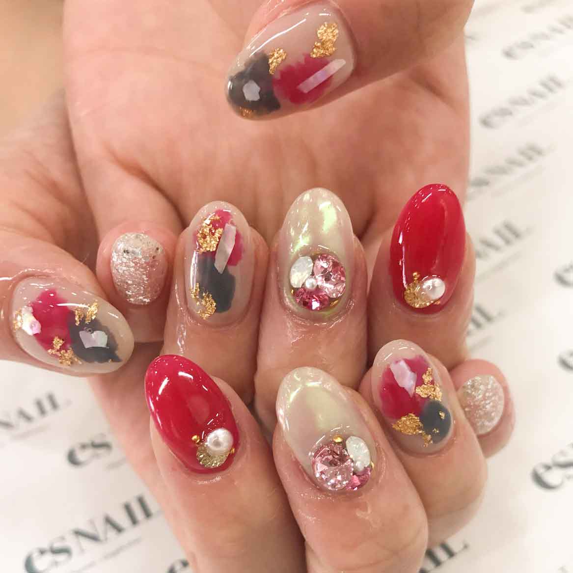 トレンドの詰まったネイルデザイン／画像提供：esNAIL