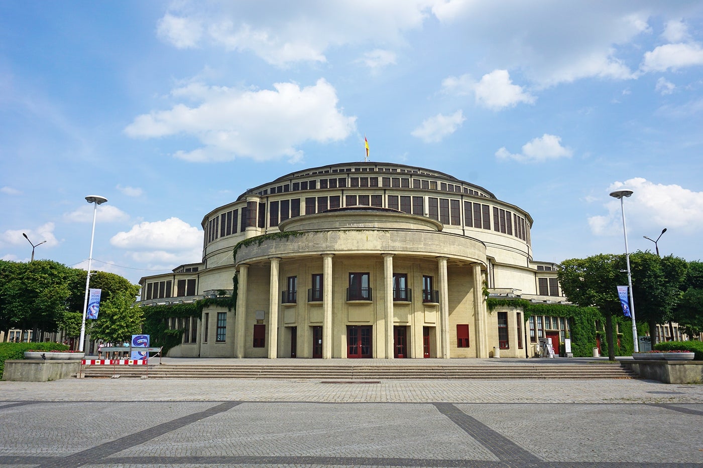 世界遺産に登録されている百年記念会館