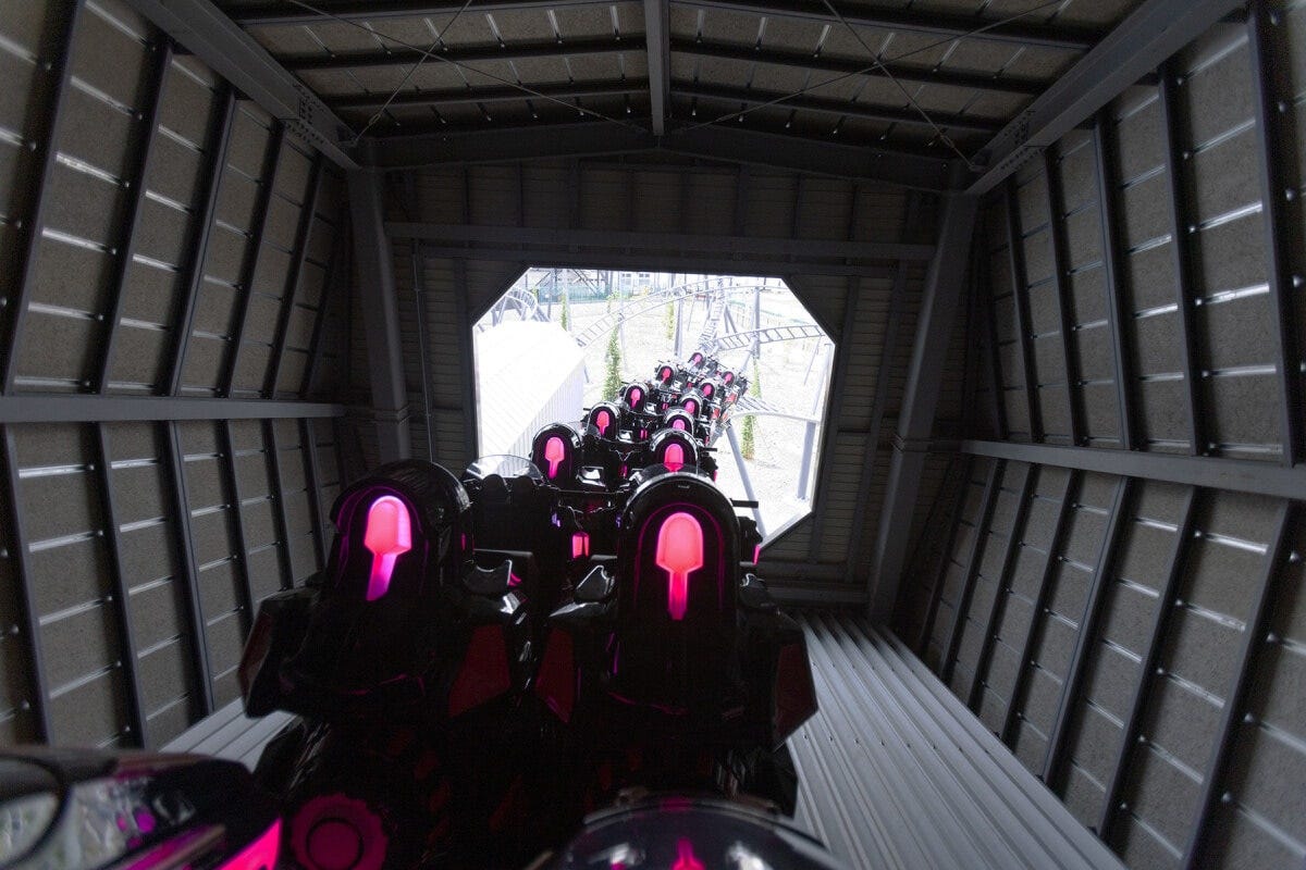 レールスイッチ完了後、コースターは外に飛び出します