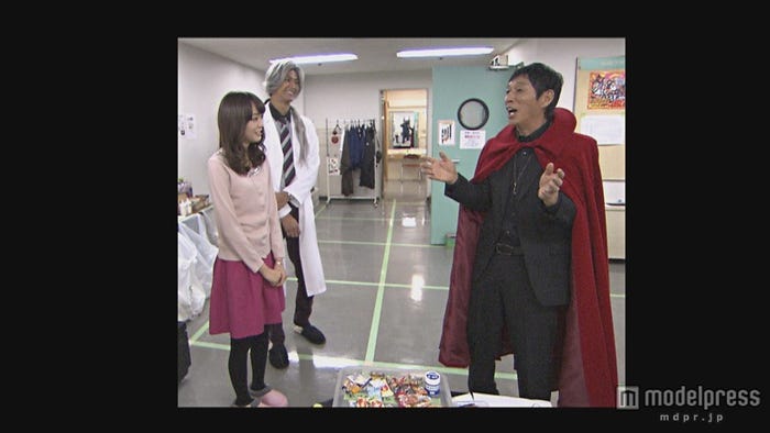 スタジオの様子/左から:桐谷美玲、速水もこみち、明石家さんま(C)日本テレビ