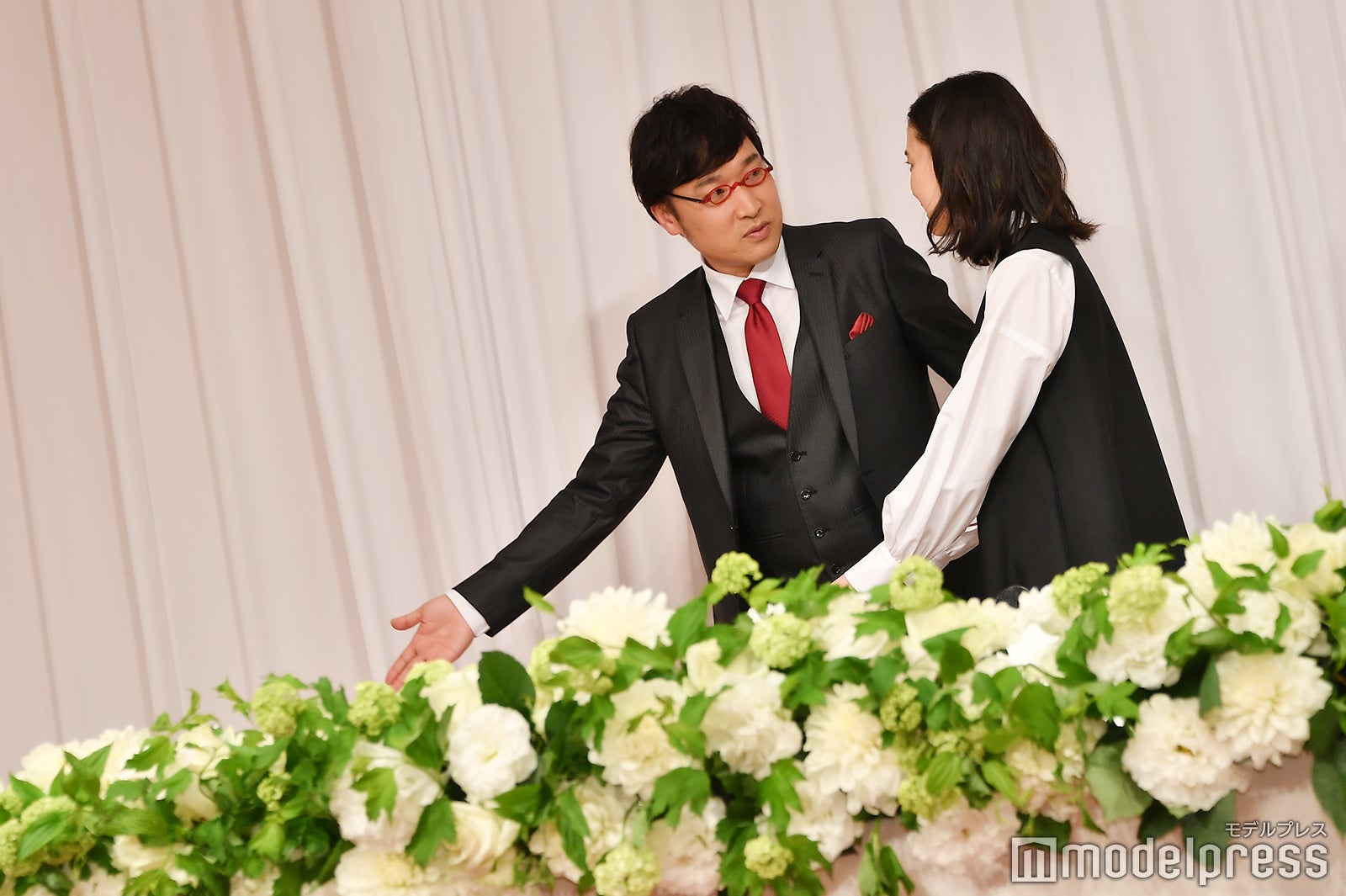 降壇の際、先を譲り合う山里亮太＆蒼井優（C）モデルプレス