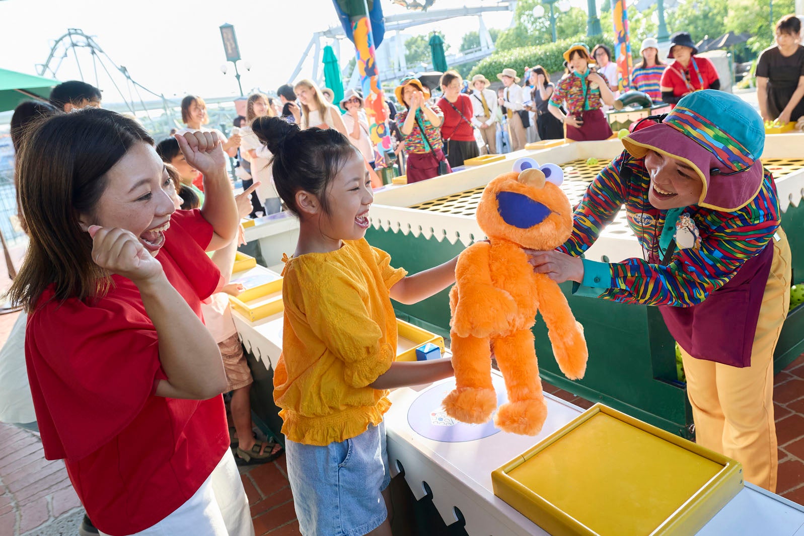 夜祭りに“映える”ネオンカラーのぬいぐるみが景品に／TM and（C）2026 Sesame Workshop