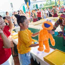 夜祭りに“映える”ネオンカラーのぬいぐるみが景品に/TM and(C)2026 Sesame Workshop