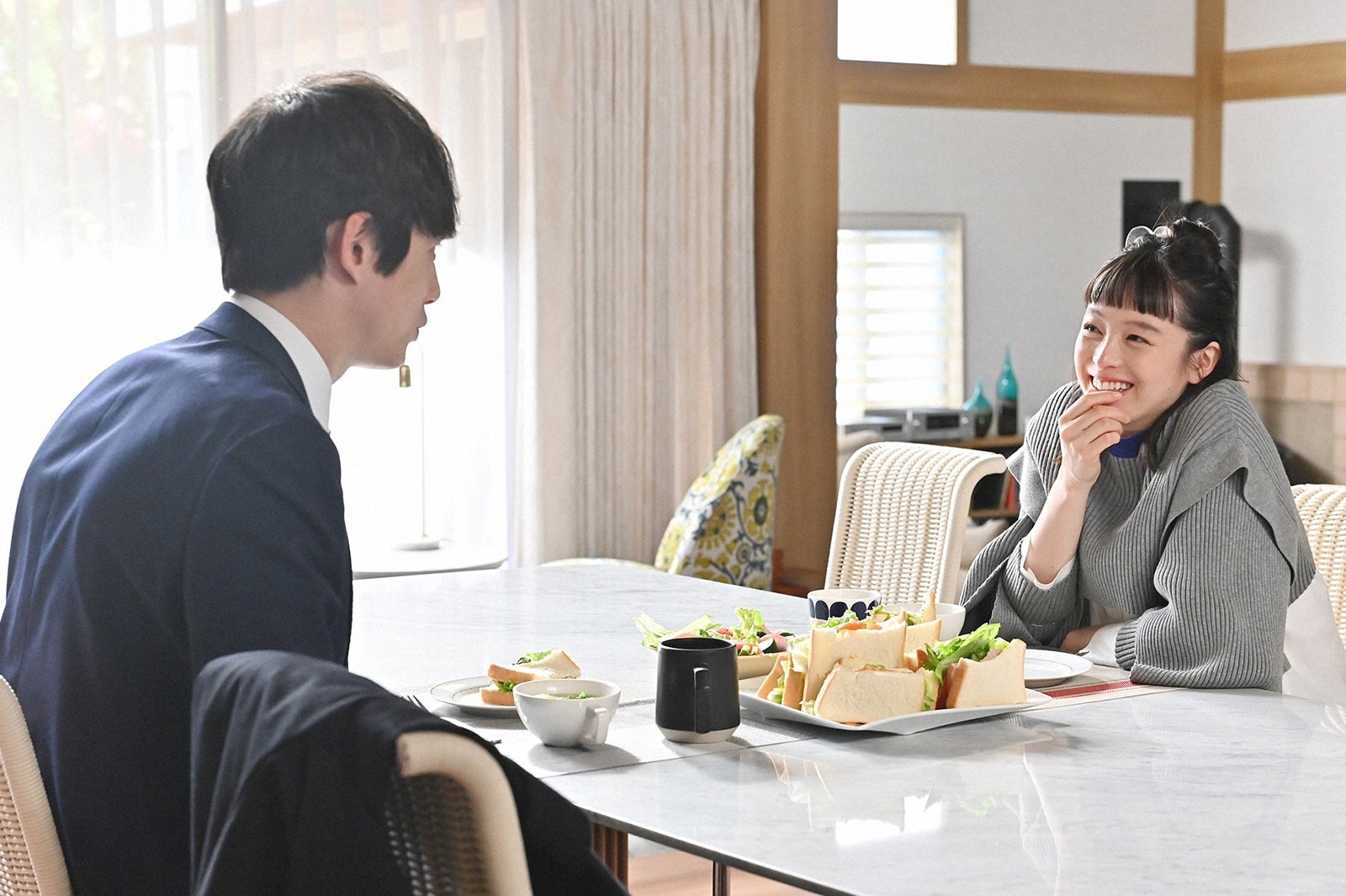 坂口健太郎、清野菜名／「婚姻届に判を捺しただけですが」第8話より（C）TBS