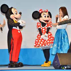 イベントの様子／左より：ミッキーマウス、関根麻里、織田信成、華原朋美、ミニーマウス