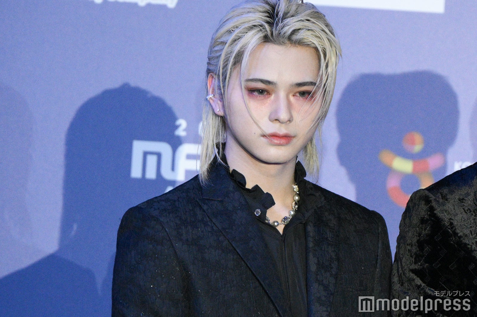 赤いメイクが際立つ松田迅（C）モデルプレス