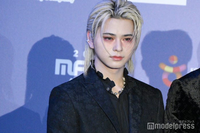 赤いメイクが際立つ松田迅(C)モデルプレス