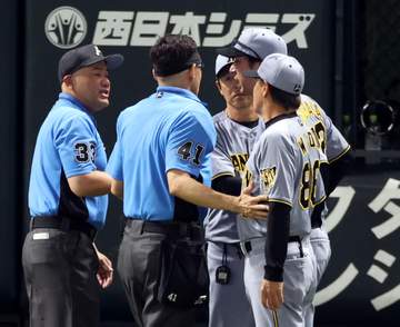 阪神・藤川監督が初の退場処分 リクエスト→リプレー検証後の判定に怒りの抗議 納得いかずホワイトボード叩く様子も 審判説明に虎党から大ブーイング