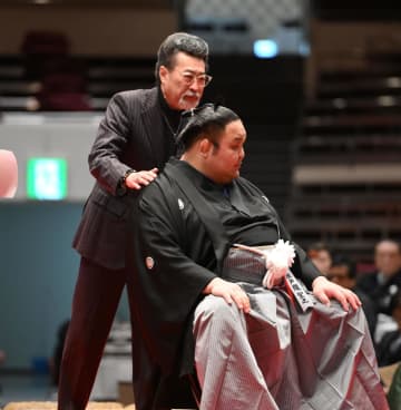 桑野信義、元幕内水戸龍の断髪式でエール「おかげで部屋が盛り上がった。今日から始まり」ギター漫談名手の姿も