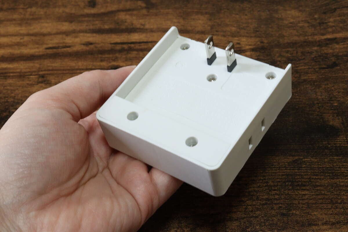 ダイソー 4個口スクエアタップ ダイソーの4個口スクエアタップの裏側