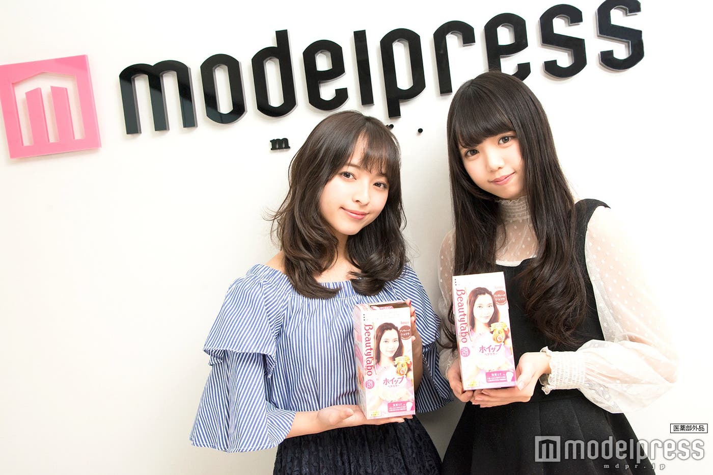 (左から)黒口那津さん(使用色:アンティークショコラ)と津代美月さん(C)モデルプレス