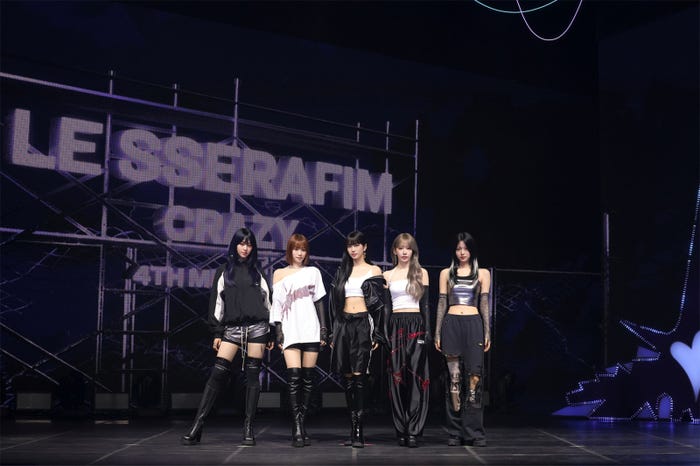LE SSERAFIM/(左から)HUH YUNJIN、KIM CHAEWON、KAZUHA、SAKURA、HONG EUNCHAE(P)&(C) SOURCE MUSIC