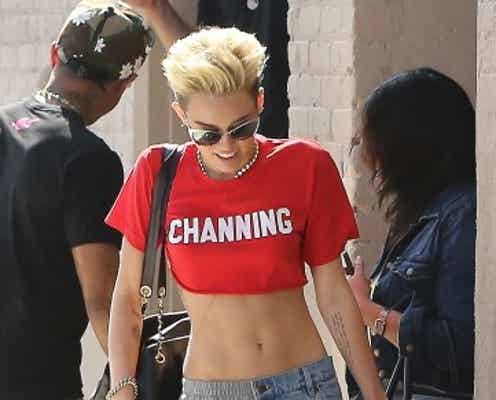 マイリー・サイラス、「醜い」発言に反論? 美しいくびれボディを披露