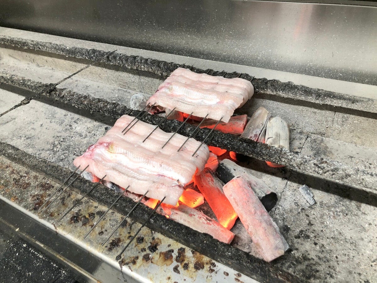 穴子を白焼きしているところ