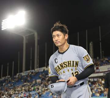 めっちゃはしゃいでるw阪神・坂本のV弾直後にベンチ前で森下がまさかの行動→奮投の後輩に仕掛けてるw