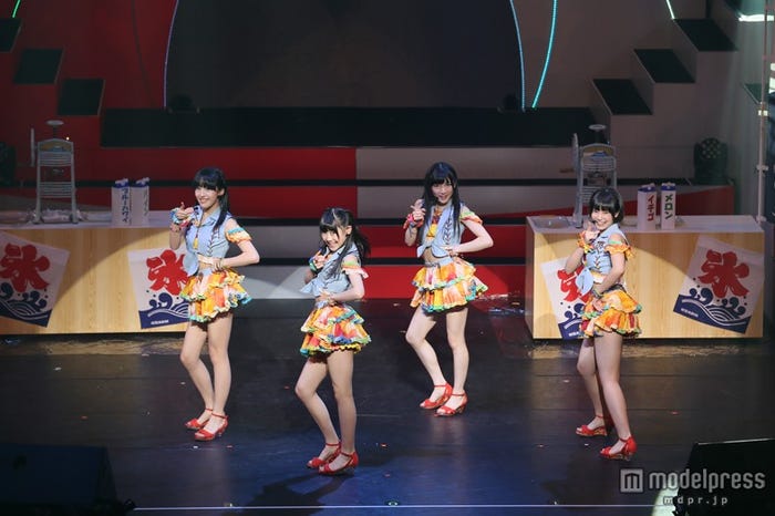 「波乗りかき氷」 西野・岡田奈・田島・朝長(C)AKS