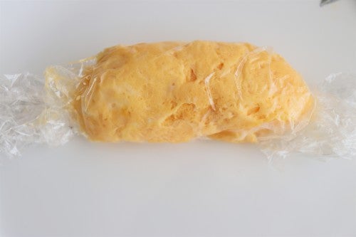 さらに600Wの電子レンジで30秒加熱してオムレツ型に手で混ぜ合わせたら完成。クレソン、黒コショウを散らしていただく。