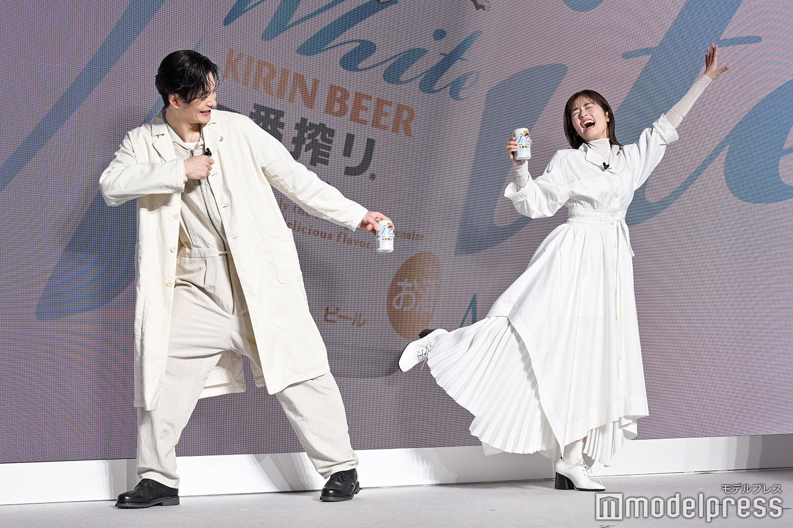 商品のおいしさが一目で伝わるように考えたポーズを披露する岡田将生、小芝風花（C）モデルプレス