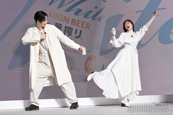 商品のおいしさが一目で伝わるように考えたポーズを披露する岡田将生、小芝風花(C)モデルプレス