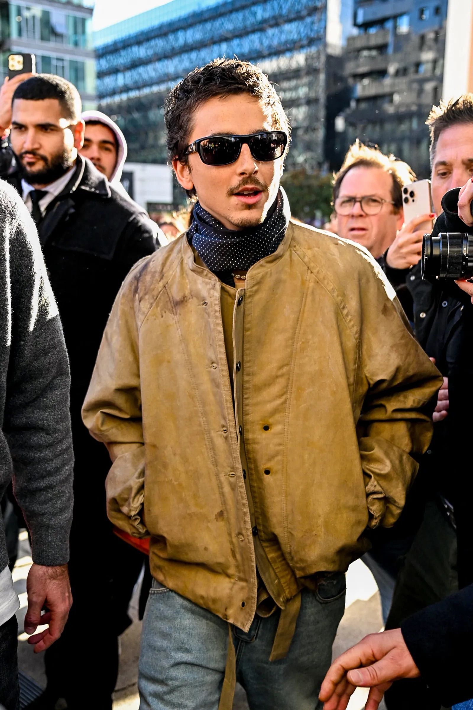 “ストリート×スカーフ”の新定義。ティモシー・シャラメに学ぶ、小慣れたスカーフの取り入れ方