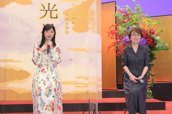 吉高由里子、大石静氏(C)NHK