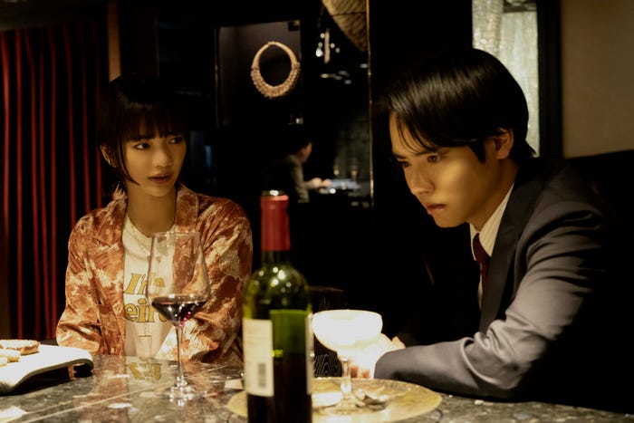 見上愛、赤楚衛二「Re:リベンジ-欲望の果てに-」第6話より(C)フジテレビ