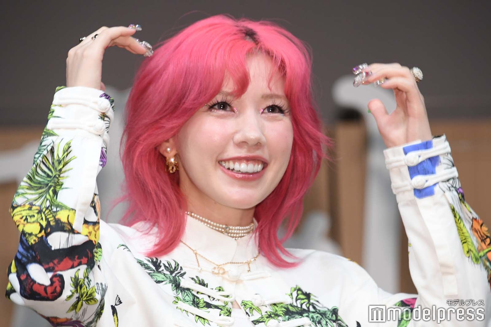 頭でハートを作ろうとする仲里依紗（C）モデルプレス