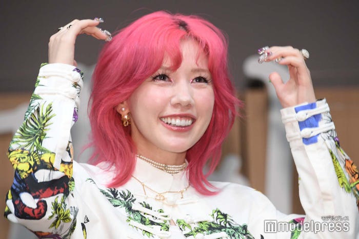 頭でハートを作ろうとする仲里依紗(C)モデルプレス