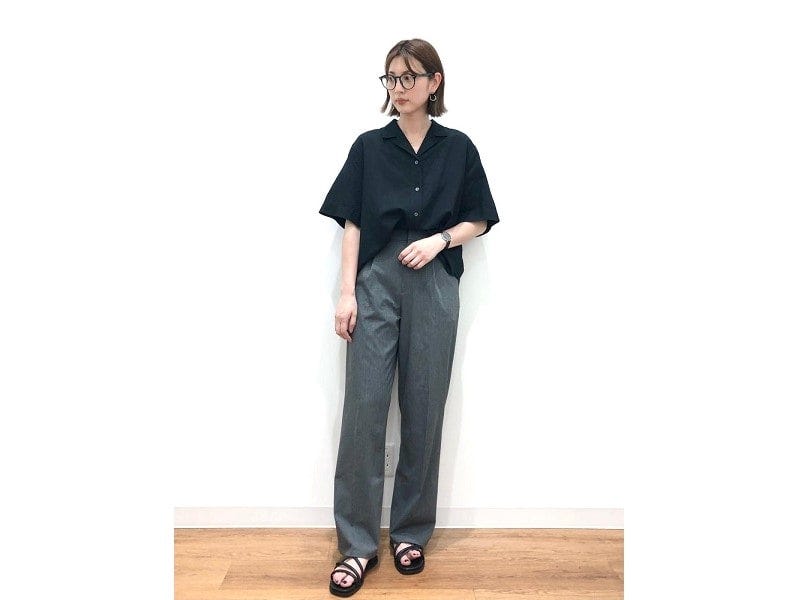 シンプルなのにこなれた印象になるオープンカラーがポイント 出典:StyleHint