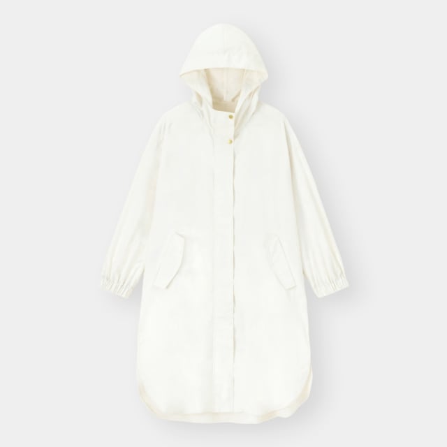 白のフード付きコート
