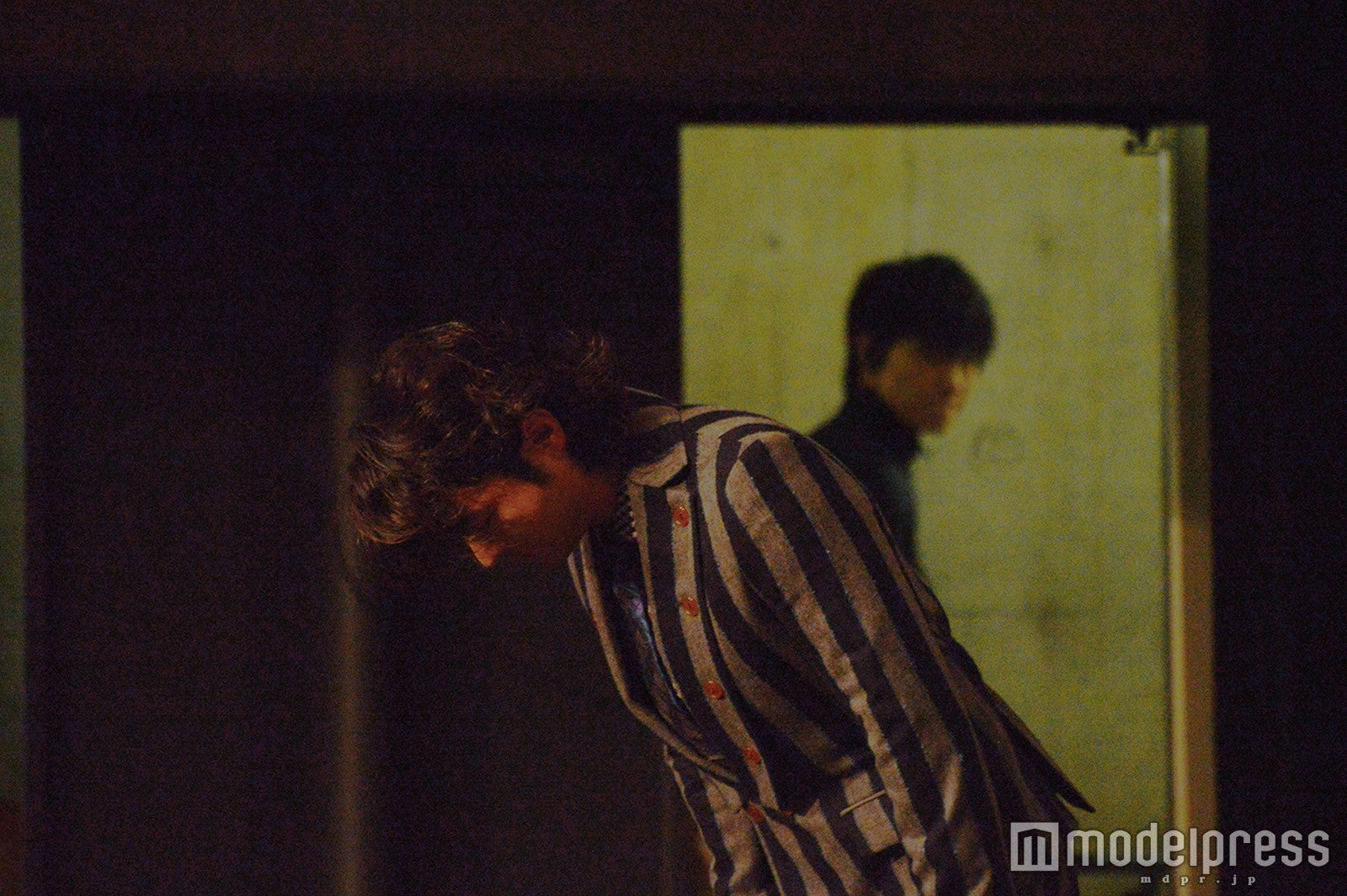 最後に1人で挨拶した山田孝之（左）とその姿を見届けた綾野剛（C）モデルプレス