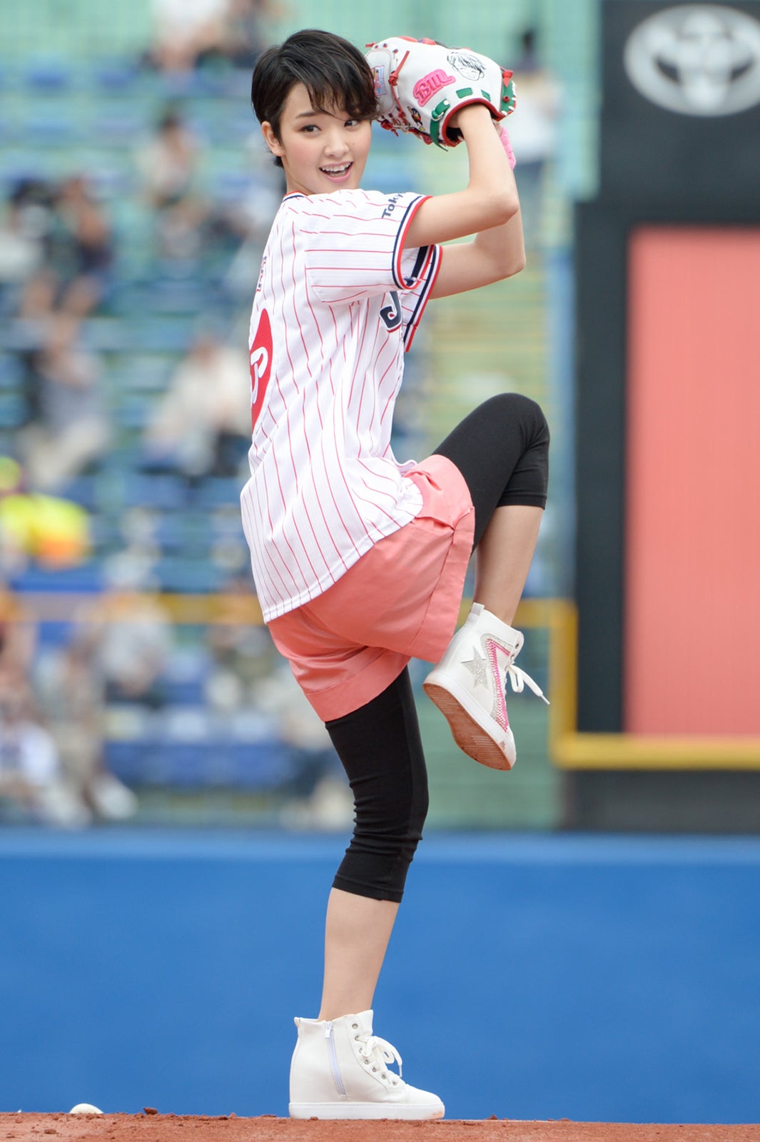 初の「ノーバン」を目指し始球式に臨んだ剛力彩芽