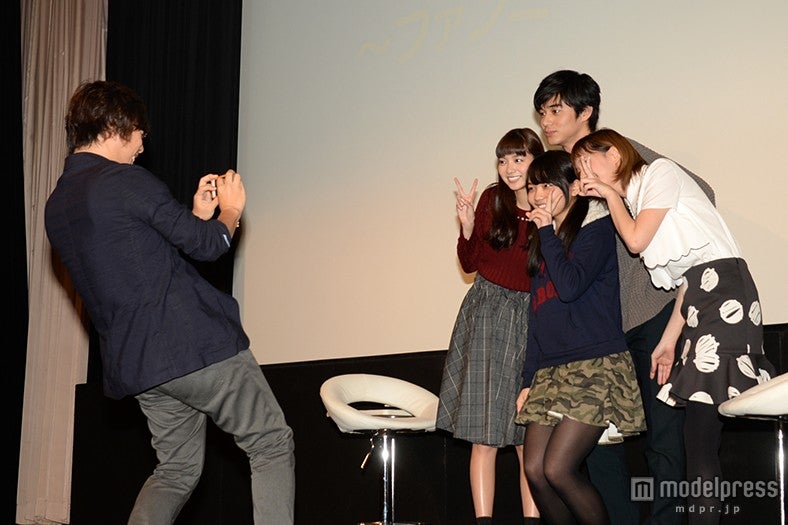 クイズの優勝者と写真撮影する本田翼、東出昌大、新川優愛