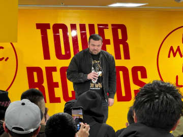 ウルフアロン、デビュー後初サイン会で大盛況「モチベ上がる」幼少期から映画館通った会場にエモい“凱旋”「こんな未来想像してなかった」