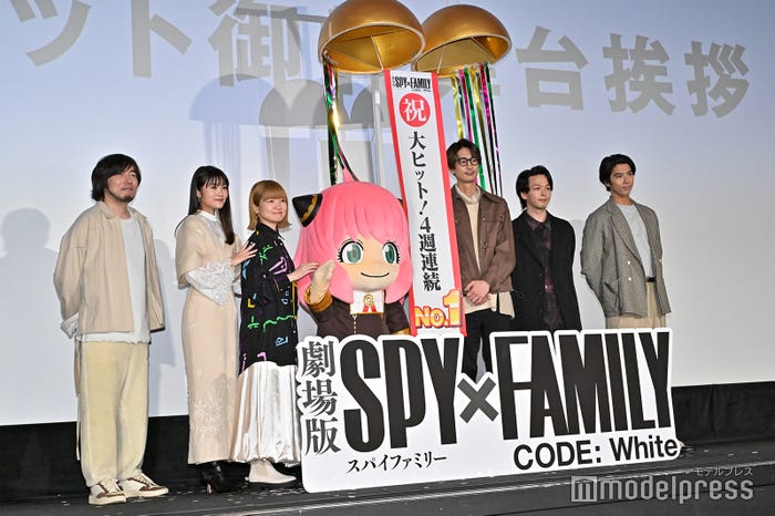 (左から)松田健一郎、早見沙織、種崎敦美、アーニャ、江口拓也、中村倫也、賀来賢人(C)モデルプレス