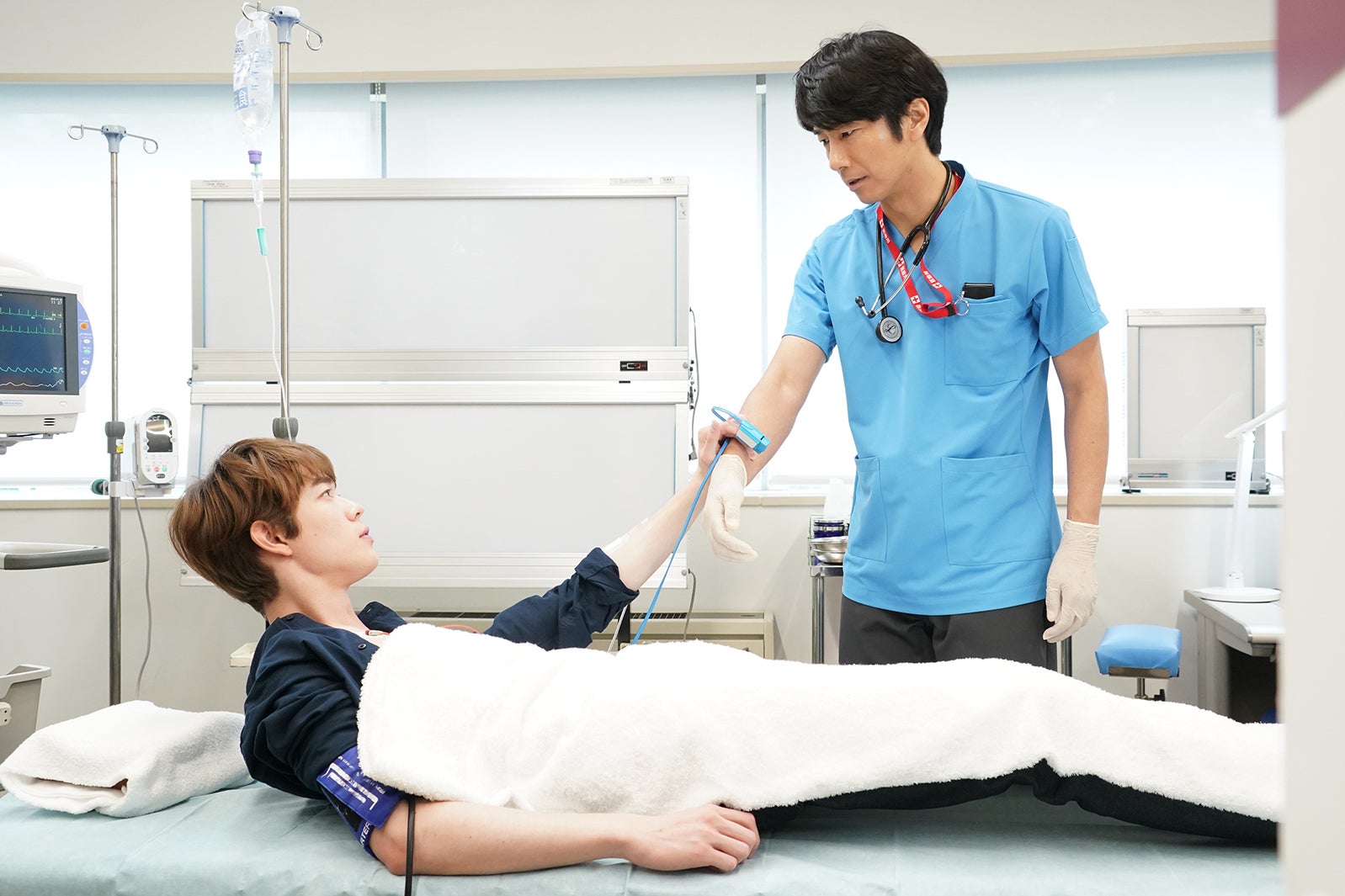 宮沢氷魚・眞島秀和／「偽装不倫」第6話より（C）日本テレビ