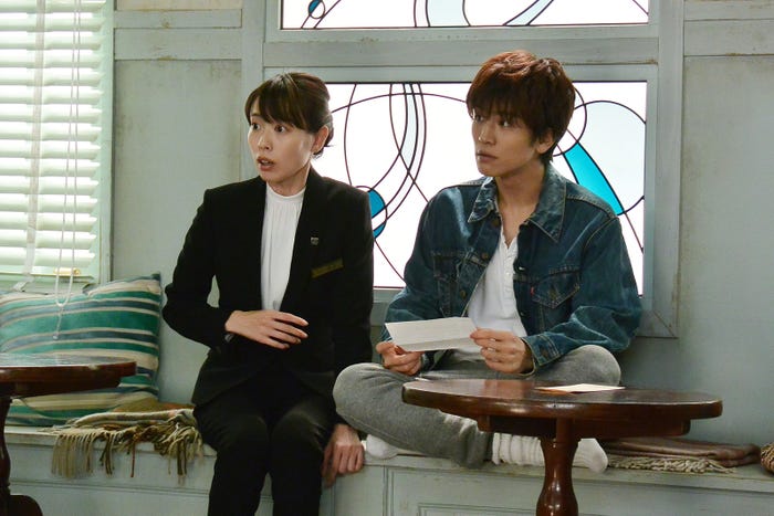 戸田恵梨香、岩田剛典/「崖っぷちホテル!」第7話より(C)日本テレビ