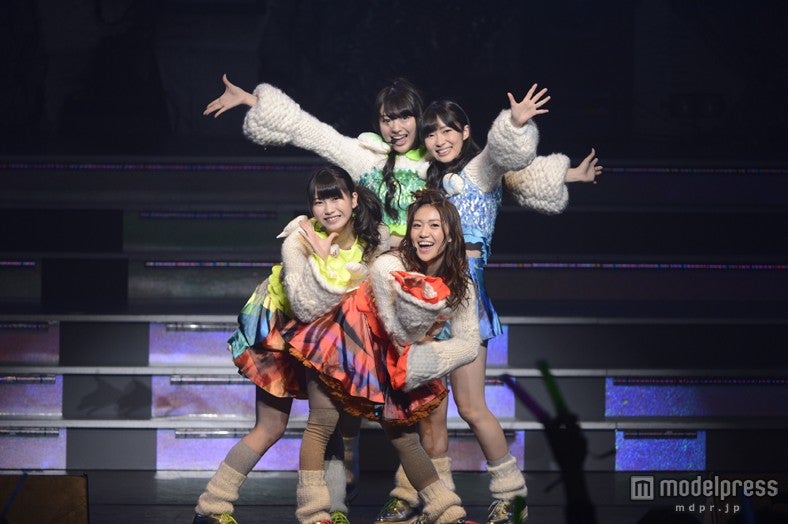 「週末Not yet～波乗りかき氷」を披露（前列左から横山由依、大島優子、後列左から、北原里英、指原莉乃）（C）AKS